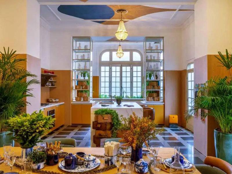 Tons quentes e plantas tropicais inauguram verão em cozinha da CASACOR RJ